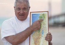 El padre Juan Solana muestra la ubicación de la peregrinación virtual a Tierra Santa.