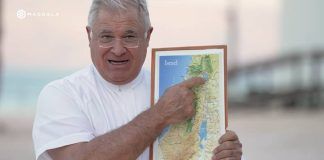 El padre Juan Solana muestra la ubicación de la peregrinación virtual a Tierra Santa.