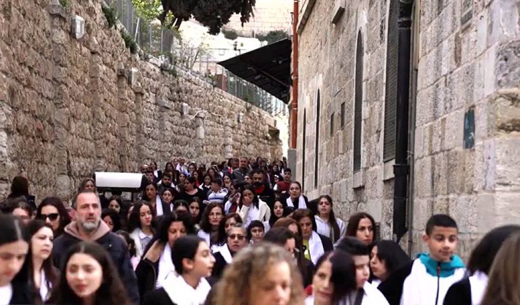 Mil niños y jóvenes rezaron por la paz recorriendo la Vía Dolorosa de Jerusalén