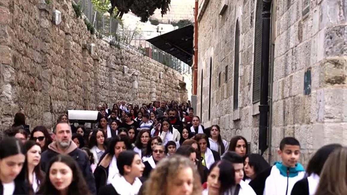 Mil niños y jóvenes rezaron por la paz recorriendo la Vía Dolorosa de Jerusalén