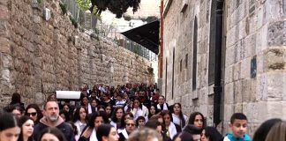 El Via Crucis infantil y juvenil por la paz recorrió la Vía Dolorosa en la Ciudad Vieja de Jerusalén.