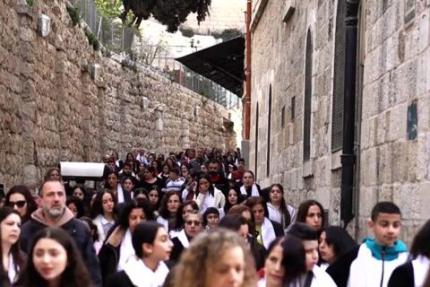 Mil niños y jóvenes rezaron por la paz recorriendo la Vía Dolorosa de Jerusalén