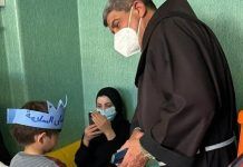 El franciscano Ibrahim Faltas, vicario de la Custodia, con niños de Gaza en el hospital Bambino Gesu