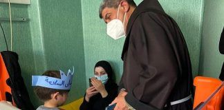 El franciscano Ibrahim Faltas, vicario de la Custodia, con niños de Gaza en el hospital Bambino Gesu