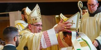 El cardenal Pizzaballa, Patriarca Latino, coloca la mitra a Bruno Varriano, su nuevo obispo auxiliar