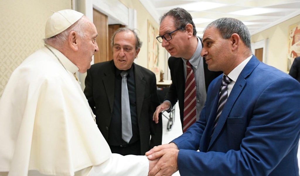 El Papa recibe a un padre israelí y a otro palestino, que perdieron a sus hijas en la guerra: «Miran la amistad de haber pasado por la misma crucifixión»