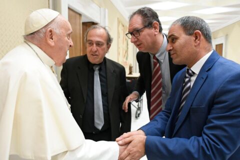 El Papa recibe a un padre israelí y a otro palestino, que perdieron a sus hijas en la guerra: «Miran la amistad de haber pasado por la misma crucifixión»