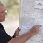 El padre Juan Solana explica el mapa de Galilea.