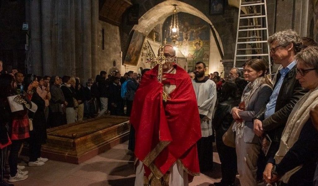 La Adoración de la reliquia de la Cruz en el lugar de la Cruz: Viernes Santo en Jerusalén