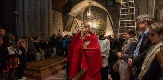 El cardenal Pizzaballa traslada la reliquia de la Santa Cruz para su adoración.
