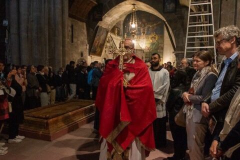 La Adoración de la reliquia de la Cruz en el lugar de la Cruz: Viernes Santo en Jerusalén