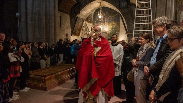 El cardenal Pizzaballa traslada la reliquia de la Santa Cruz para su adoración.