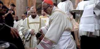 El cardenal Pizzaballa realiza el lavatorio de pies del Jueves Santo.