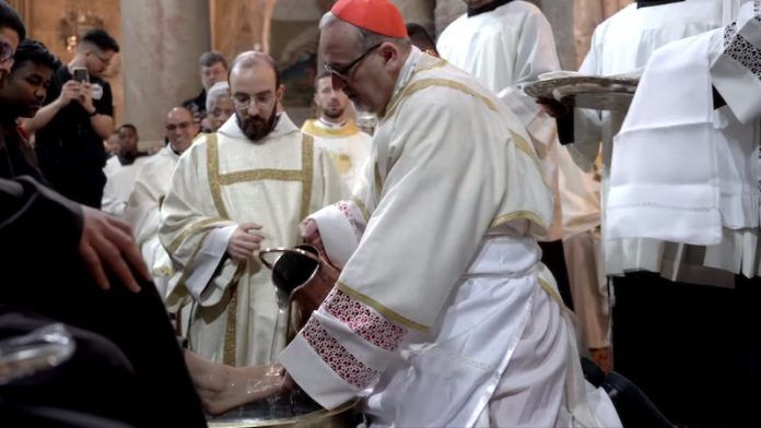 El cardenal Pizzaballa realiza el lavatorio de pies del Jueves Santo.