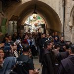 Via Crucis conducido por los franciscanos de la Custodia en el recorrido de la Via Dolorosa, en la Ciudad Vieja de Jerusalén.