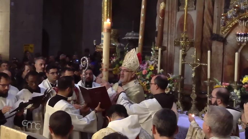 El cardenal Pizzaballa eleva el cirio pascual durante la Vigilia.