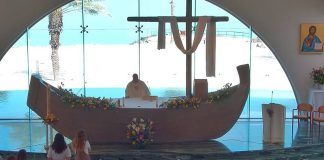 La misa de Pascua desde Duc in Altum, con el Mar de Galilea al fondo, puso el broche final litúrgico a la Peregrinación de la Oración.