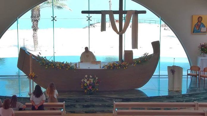 La misa de Pascua desde Duc in Altum, con el Mar de Galilea al fondo, puso el broche final litúrgico a la Peregrinación de la Oración.