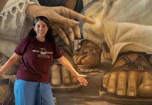 Nitza es una voluntaria mexicana impactada espiritualmente en Magdala, junto a su gran fresco de la sanación