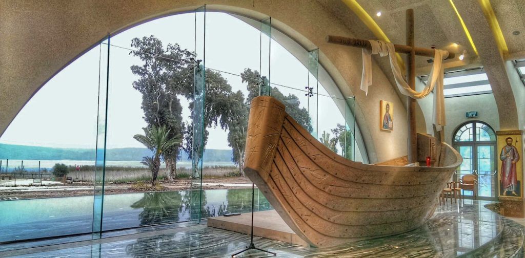 El altar de la iglesia Duc in Altum, en Magdala, junto al Mar de Galilea.