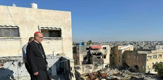 El cardenal Pizzaballa en Gaza en Pentecostés mira los destrozos en el colegio católico y alrededores de la parroquia