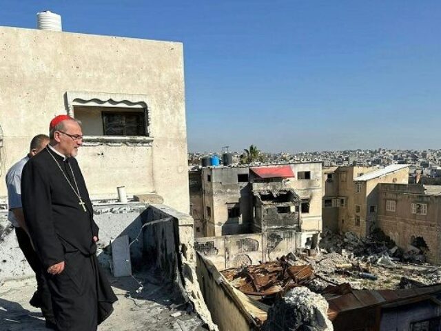 El cardenal Pizzaballa en Gaza en Pentecostés mira los destrozos en el colegio católico y alrededores de la parroquia