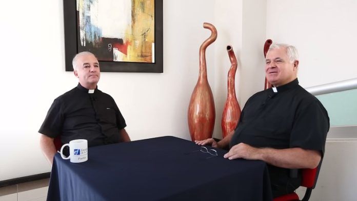 El padre Ángel Espinosa de los Monteros, a la izquierda, conversa con el padre Juan Solana sobre el Youthfest Encounter Magdala.