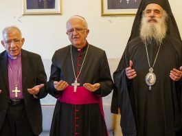 El obispo emérito luterano, el auxiliar católico y el ortodoxo de Jerusalén rezan unidos en la inauguración