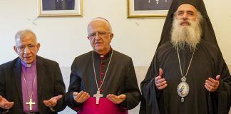 El obispo emérito luterano, el auxiliar católico y el ortodoxo de Jerusalén rezan unidos en la inauguración