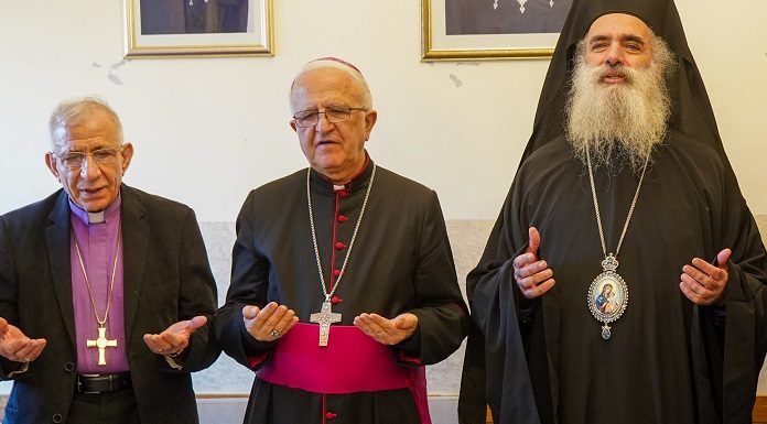 El obispo emérito luterano, el auxiliar católico y el ortodoxo de Jerusalén rezan unidos en la inauguración