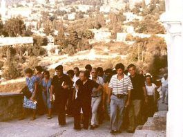 Luigi Giussani (en el centro de la imagen) en Jerusalén en 1986.