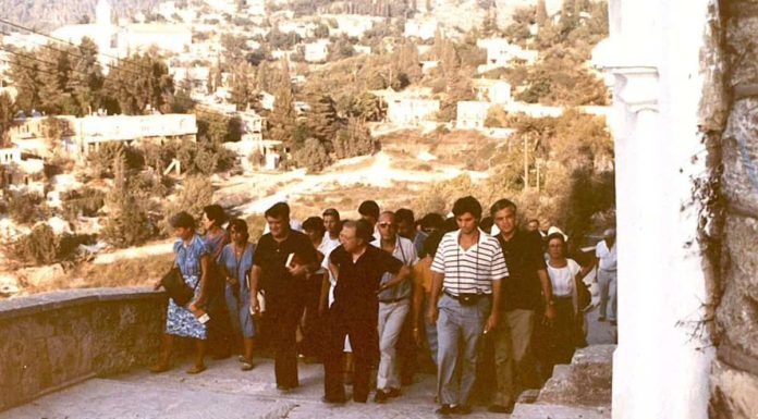 Luigi Giussani (en el centro de la imagen) en Jerusalén en 1986.