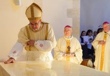 El cardenal Pizzaballa unge con óleos el altar de Nuestra Señora del Arca para consagrarlo a Dios