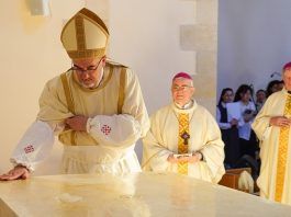 El cardenal Pizzaballa unge con óleos el altar de Nuestra Señora del Arca para consagrarlo a Dios