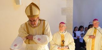 El cardenal Pizzaballa unge con óleos el altar de Nuestra Señora del Arca para consagrarlo a Dios