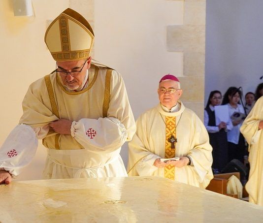 El cardenal Pizzaballa unge con óleos el altar de Nuestra Señora del Arca para consagrarlo a Dios