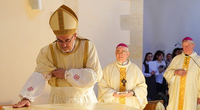 El cardenal Pizzaballa unge con óleos el altar de Nuestra Señora del Arca para consagrarlo a Dios