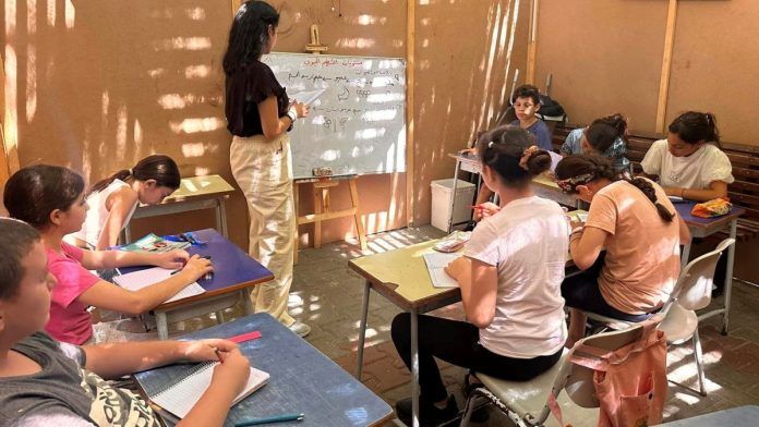 La enseñanza, prioridad del párroco de la Sagrada Familia en Gaza.