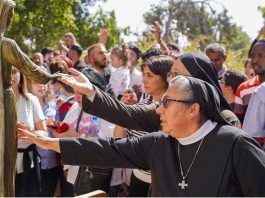 Religiosas y fieles con la imagen de María Reina de Palestina