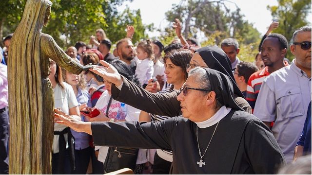 Religiosas y fieles con la imagen de María Reina de Palestina