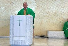 El padre Juan Solana, durante la homilía de la misa celebrada este martes en la Universidad Francisco de Vitoria.