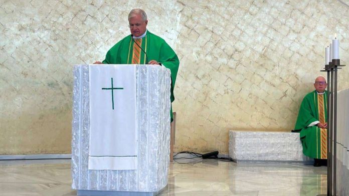 El padre Juan Solana, durante la homilía de la misa celebrada este martes en la Universidad Francisco de Vitoria.