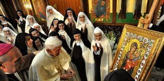 Las carmelitas de Harassa con uno de sus iconos, durante la visita que les hizo Benedicto XVI en 2012.