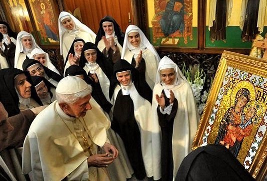 Las carmelitas de Harassa con uno de sus iconos, durante la visita que les hizo Benedicto XVI en 2012.