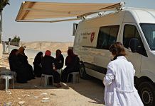 La maternidad móvil del Hospital católico de Belén recorre el desierto de Judea con la Cruz de Malta