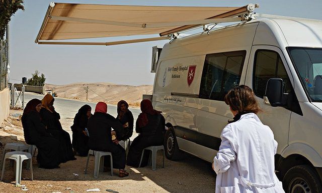 La maternidad móvil del Hospital católico de Belén recorre el desierto de Judea con la Cruz de Malta