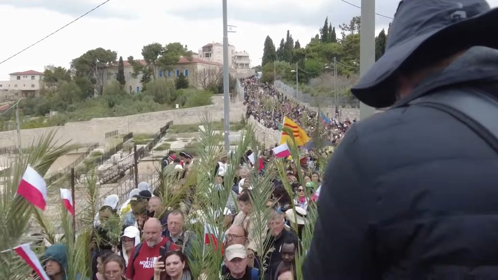 Miles de personas recorrieron Jerusalén el Domingo de Ramos como lo hizo Jesús.