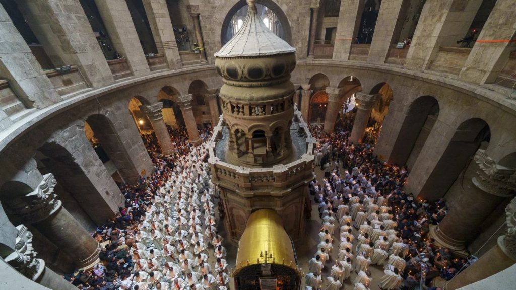 Los sacerdotes dieron tres vueltas alrededor del Edículo tras la misa de Jueves Santo.