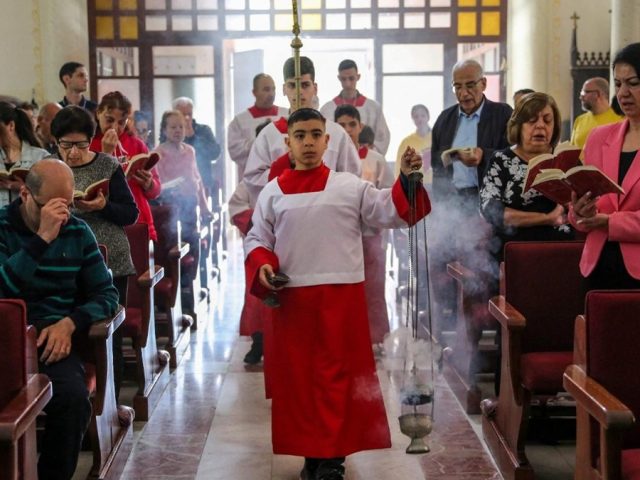 Cristianos celebran la misa del Domingo de Pascua en la iglesia católica de la Sagrada Familia en Gaza en 2024.